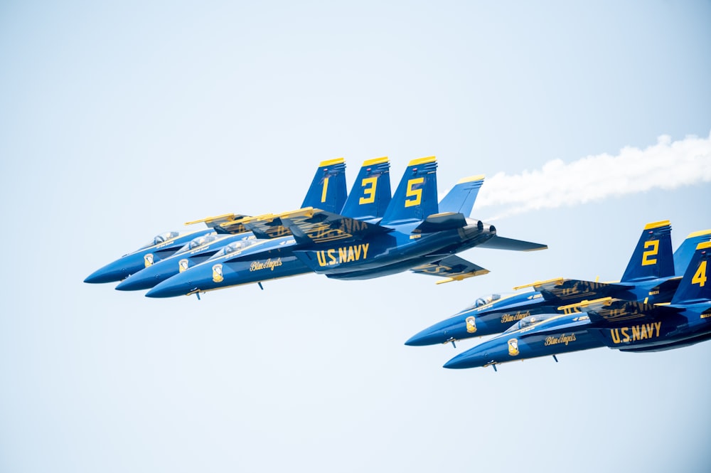 Avion à réaction bleu et blanc en plein vol pendant la journée