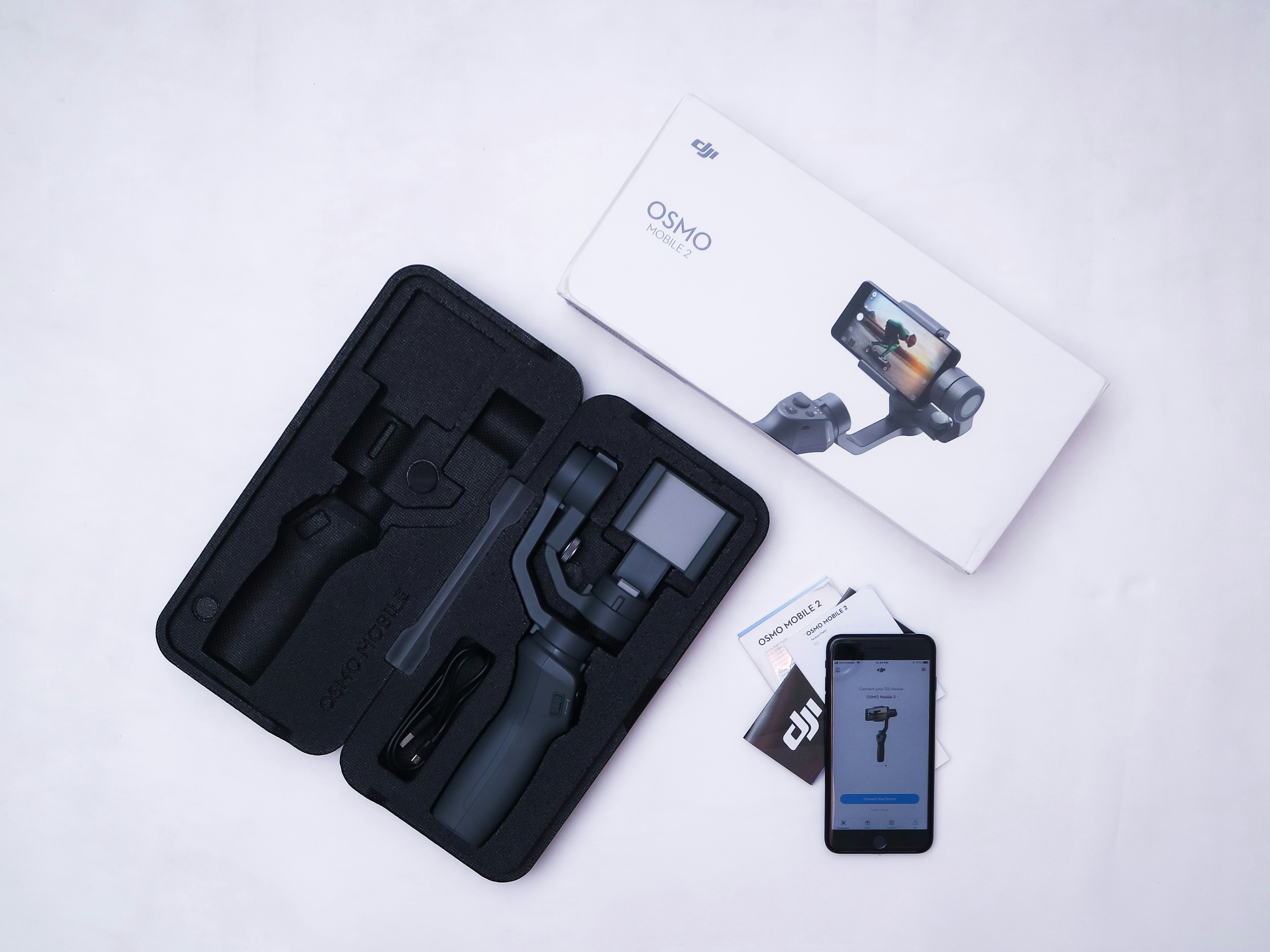 Schwarzes iPhone 7 Plus neben schwarzem Smartphone