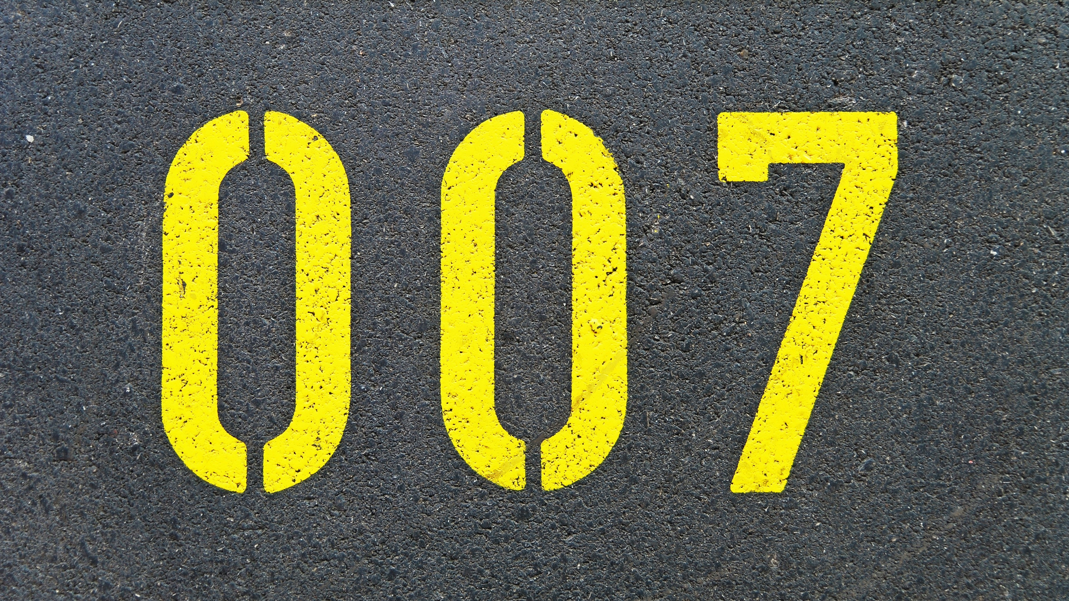 Parkplatz 007 – für James Bond? | parking lot 007 – for James Bond?
