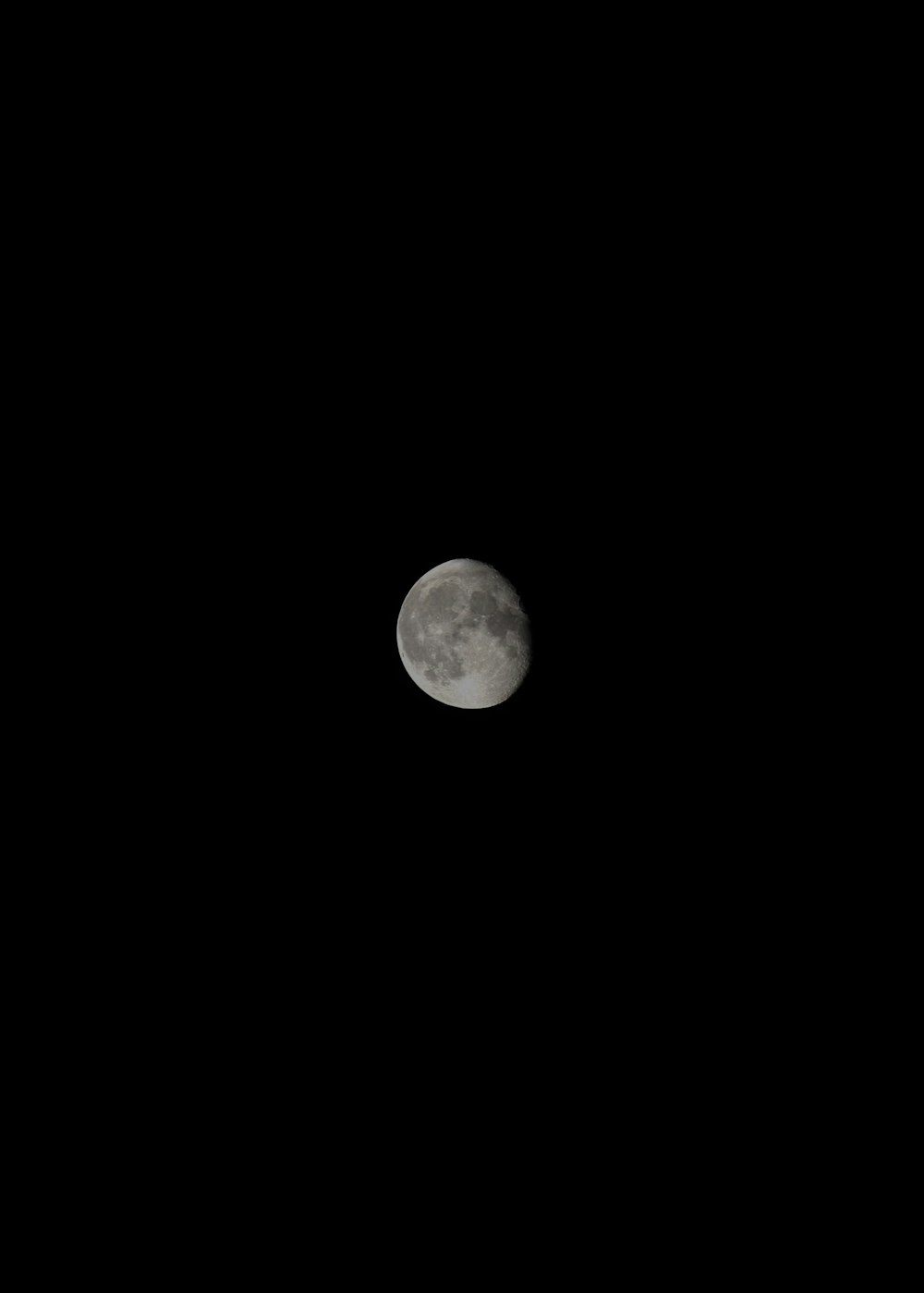 Luna llena en cielo nocturno oscuro