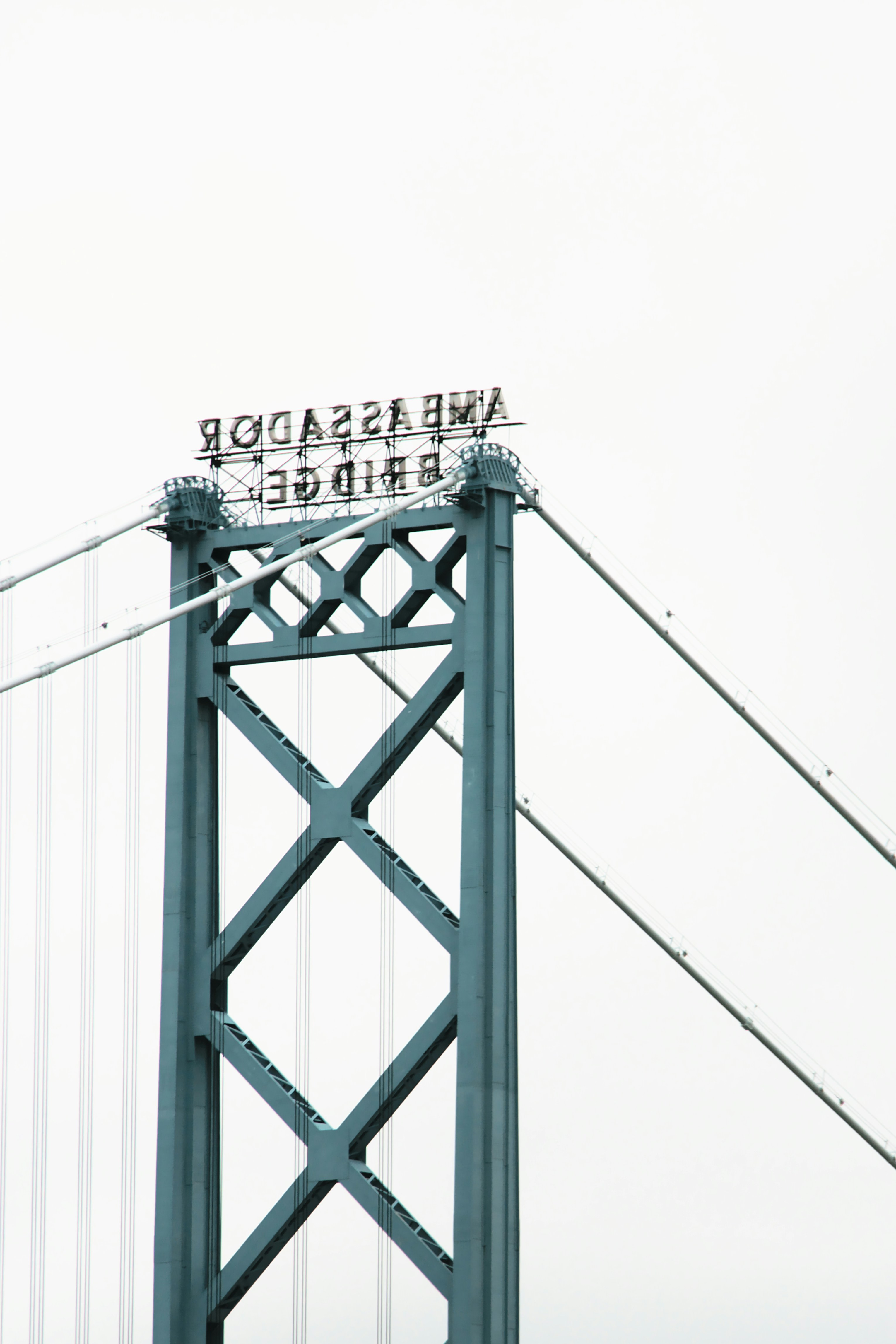 낮 동안 하얀 하늘 아래 회색 강철 다리