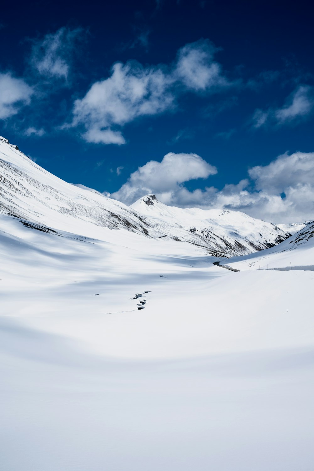 Montaña cubierta de nieve bajo el cielo azul durante el día