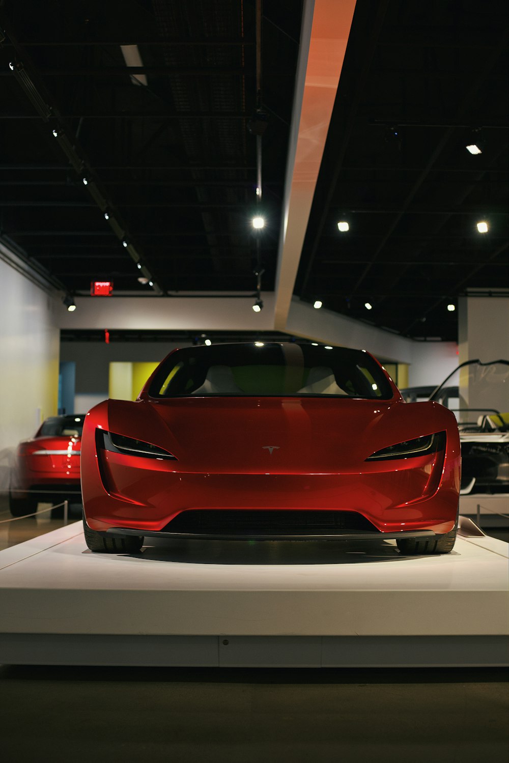 Roter Ferrari-Sportwagen in einem weißen Raum