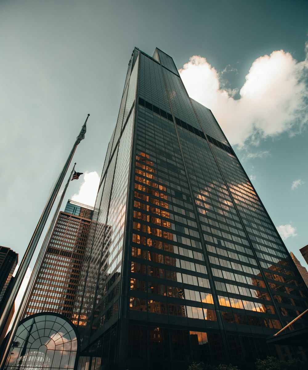 Photographie en contre-plongée d’un immeuble de grande hauteur