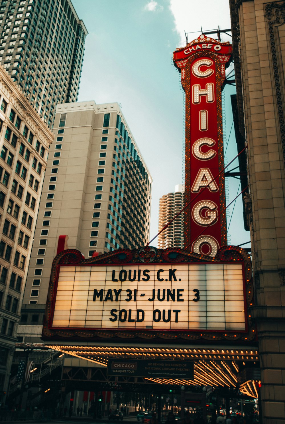 Un chapiteau de Chicago Theater avec une enseigne à guichets fermés