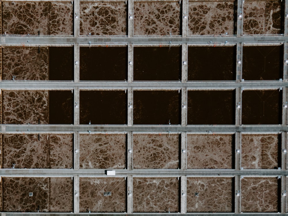 frame de metal preto na parede de concreto marrom
