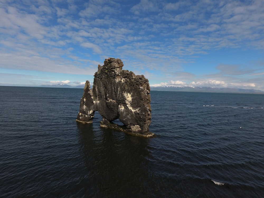 Formation rocheuse brune sur la mer sous le ciel bleu pendant la journée