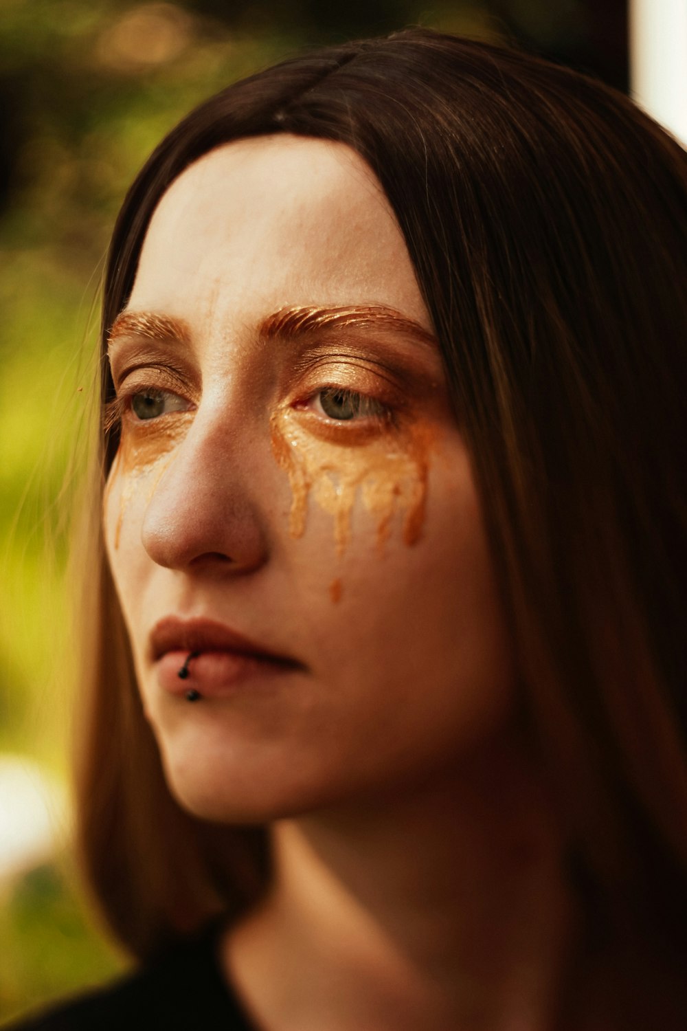 woman with brown eyes and brown eyes