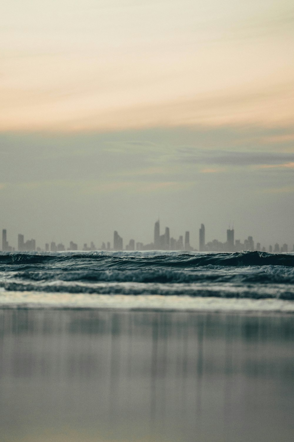 Onde del mare che si infrangono sulla riva durante il giorno