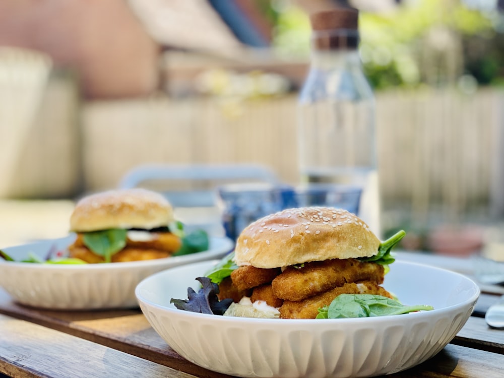 Burger auf weißem Keramikteller