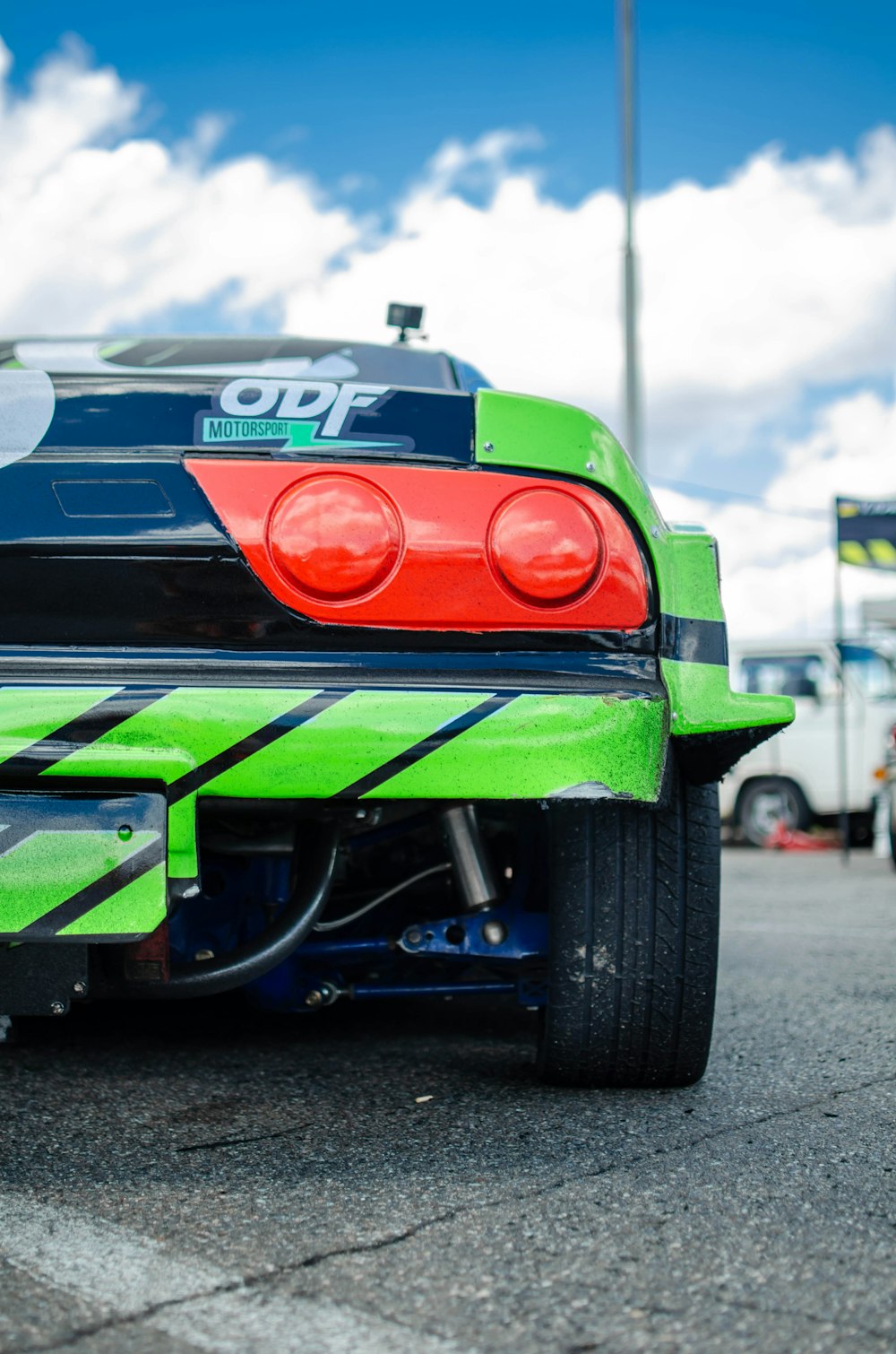 Coche negro, verde y naranja en la carretera