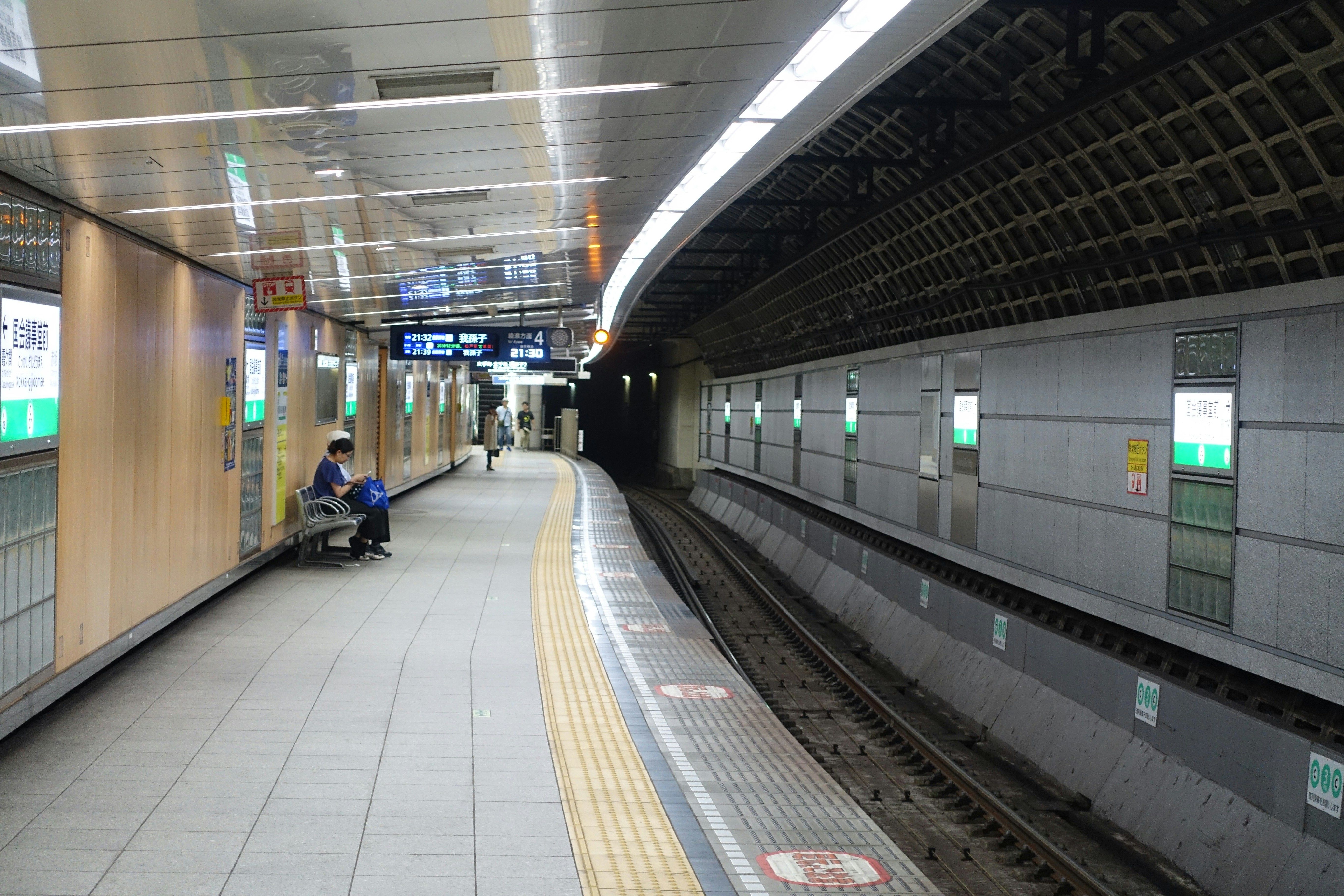 Gente caminando en la estación de tren