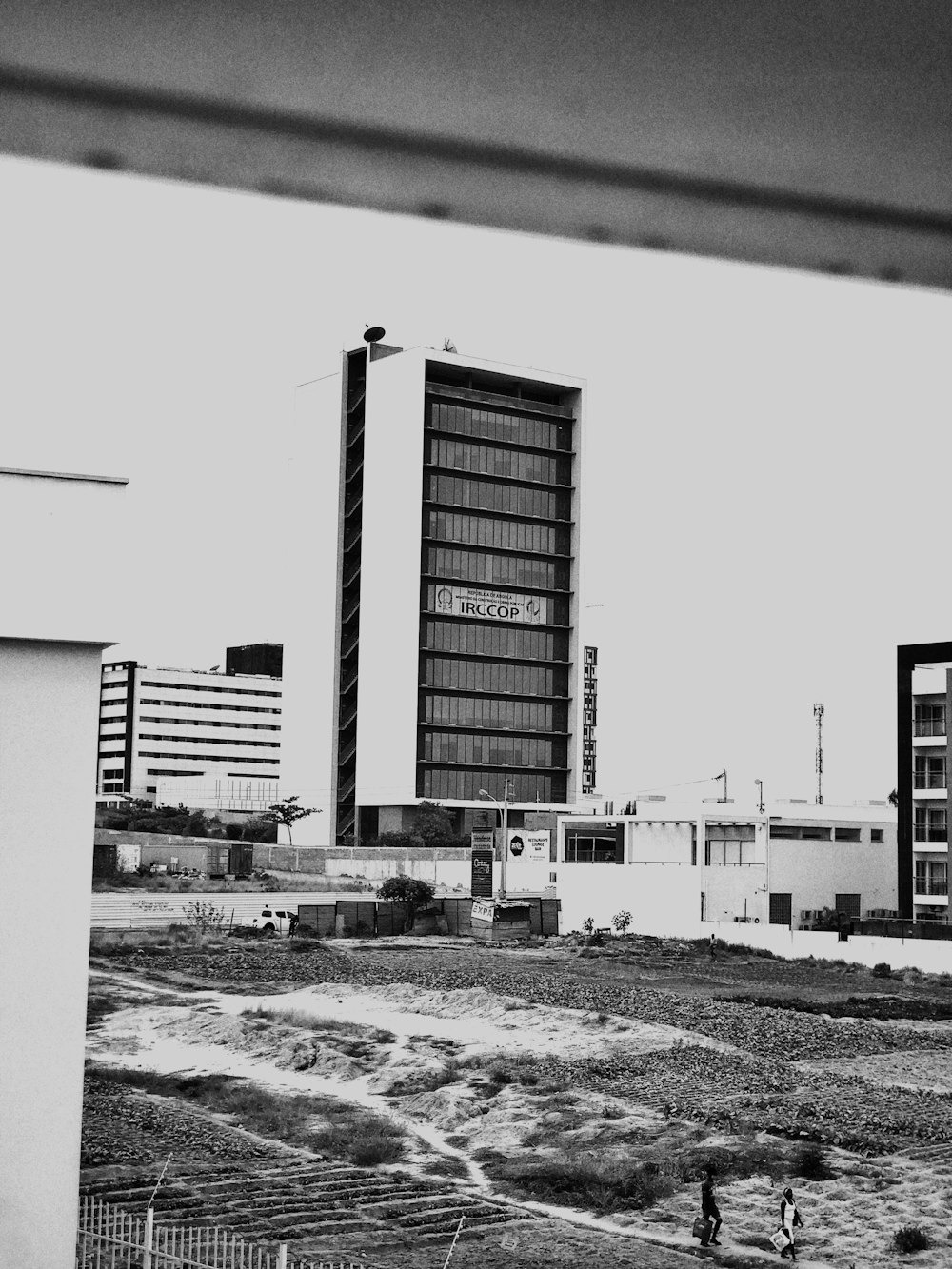 Foto en escala de grises del edificio durante el día