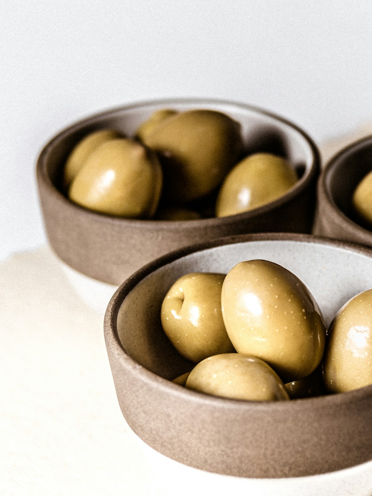 Aceitunas verdes en cuencos de cerámica