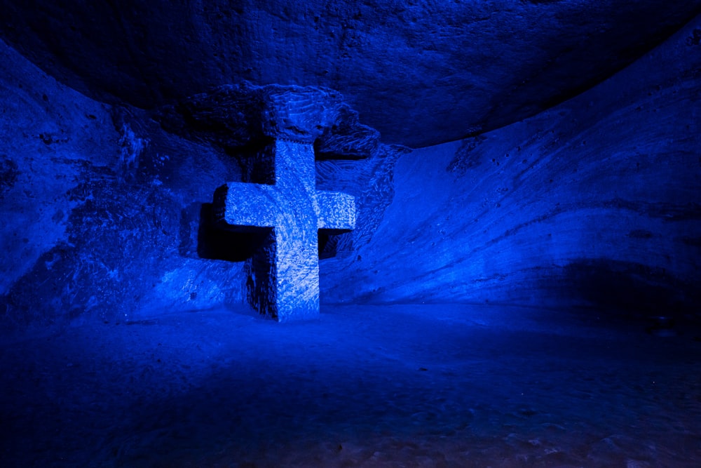 Croix dans une grotte avec lumière bleue
