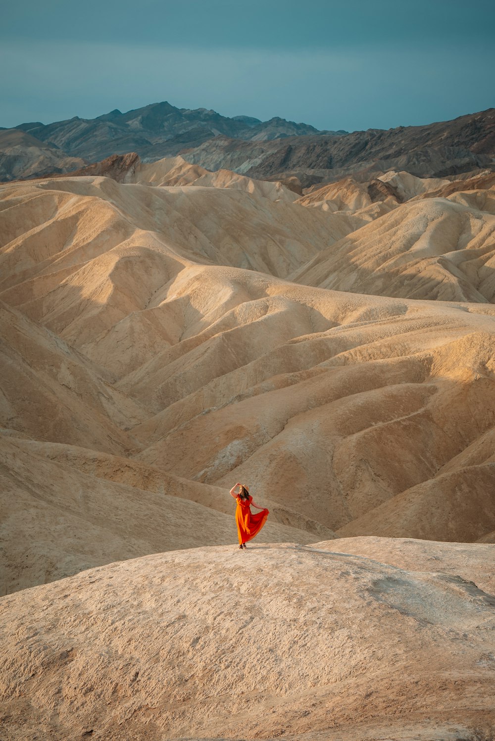 Person in roter Jacke sitzt tagsüber auf dem Rock Mountain