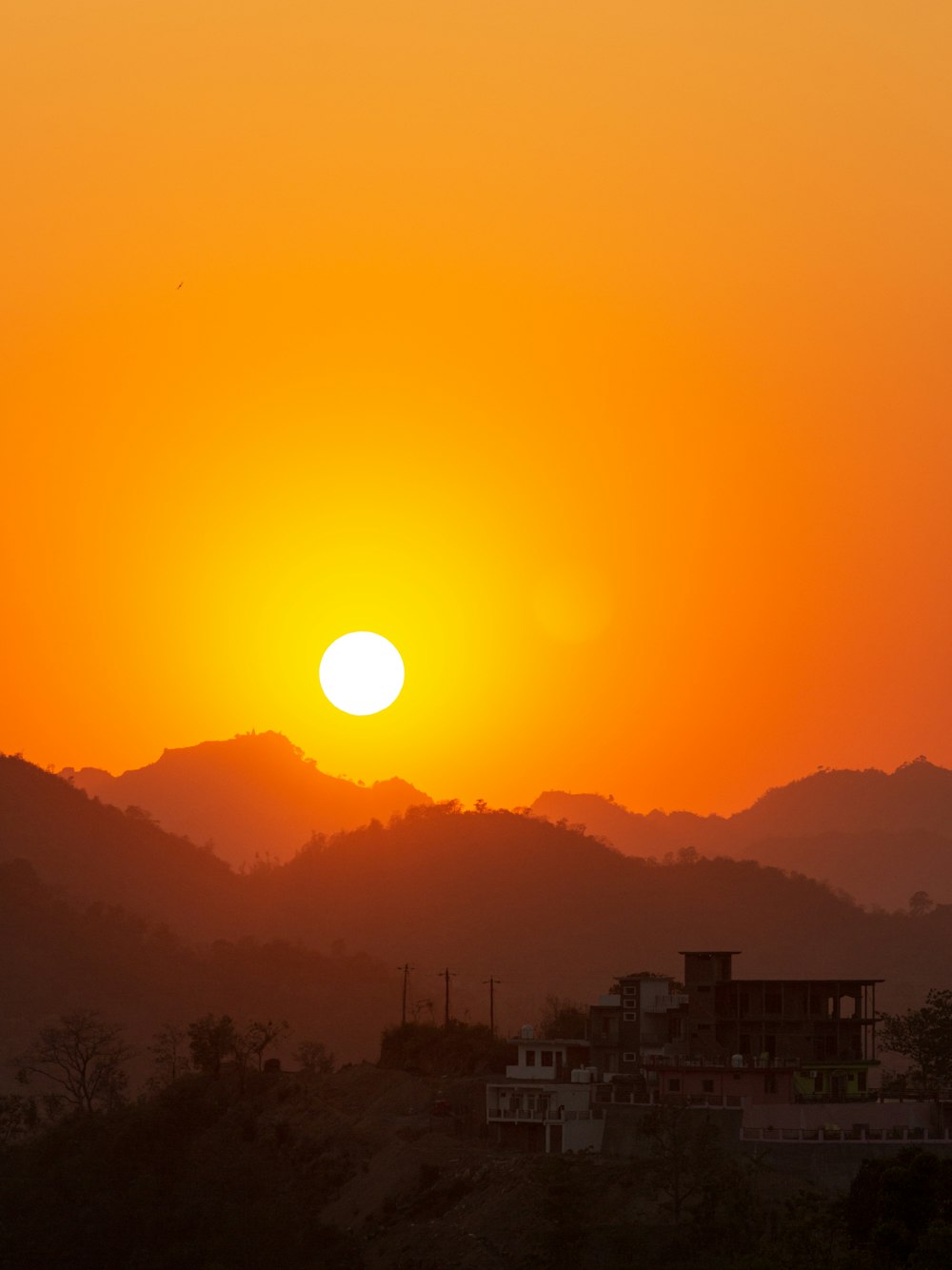 horizonte da cidade durante o pôr do sol laranja