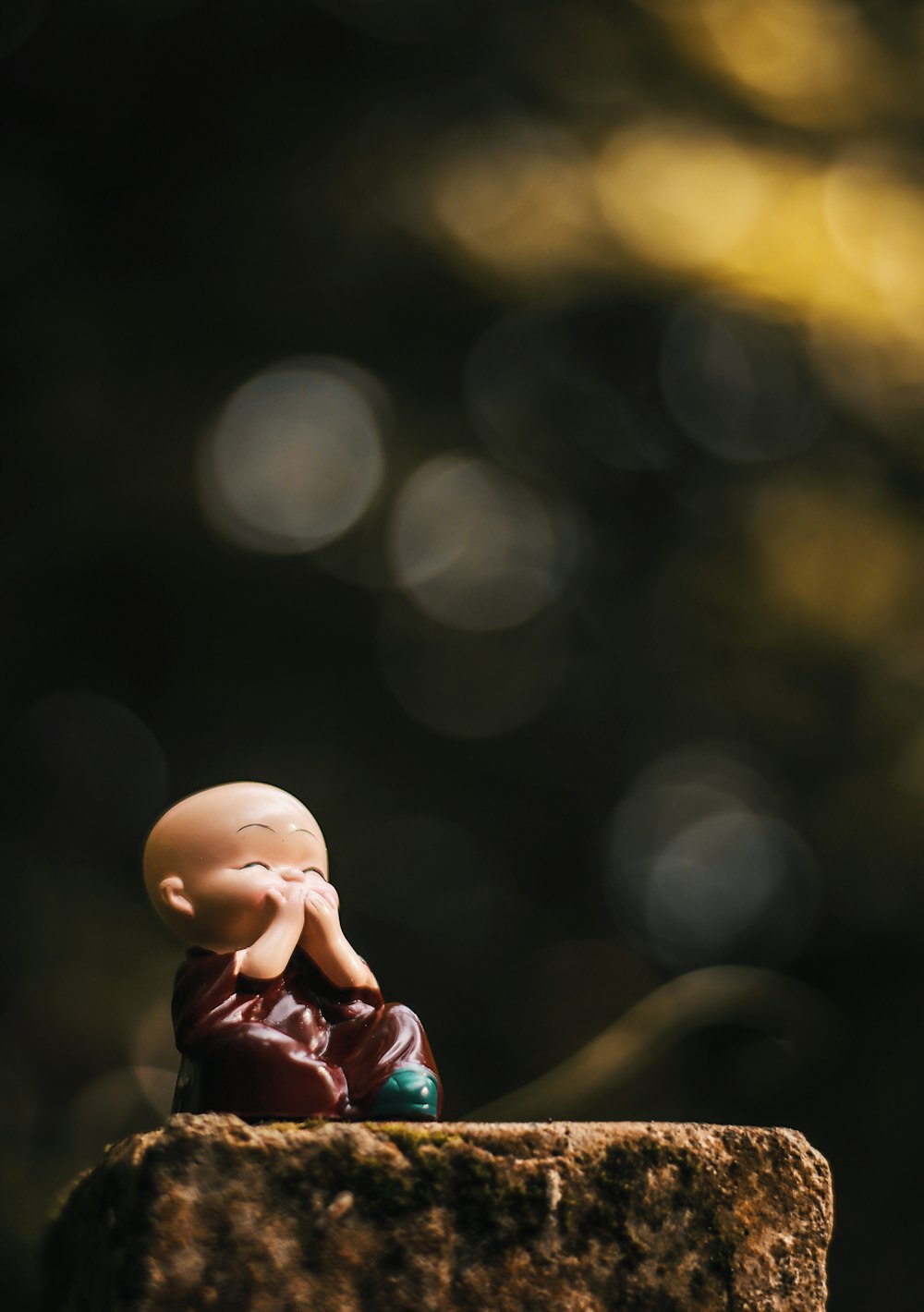 Figura de ángel de cerámica blanca en fotografía bokeh