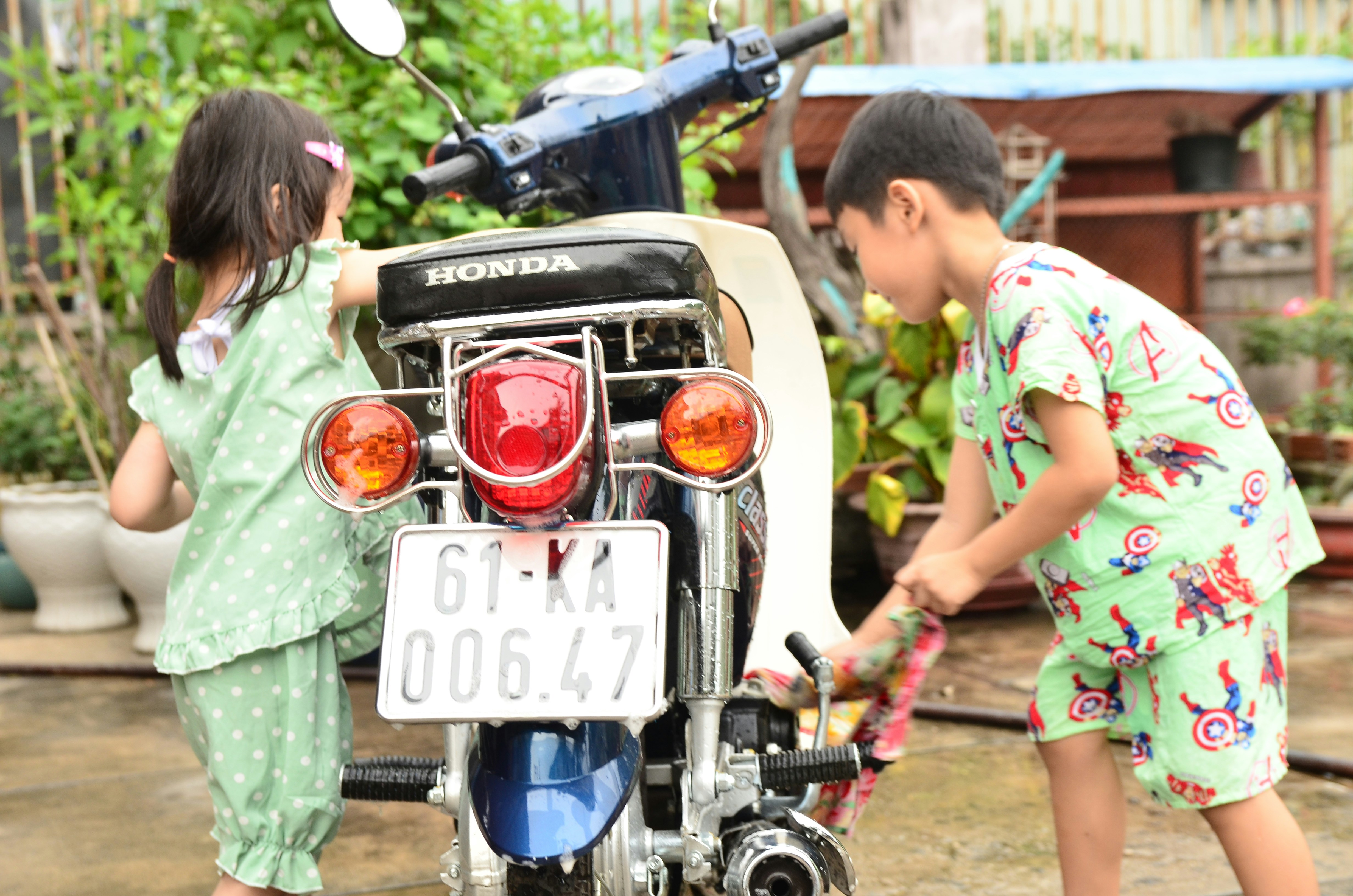 photo-1622364564347-3b18703dfc58?ixid=M3wxMjA3fDB8MXxzZWFyY2h8MTJ8fGtpZHMlMjBtb3RvcmJpa2UlMjBzaGlydHN8ZW58MHx8fHwxNzY0OTgzMzM2fDA\u0026ixlib=rb-4.1.0