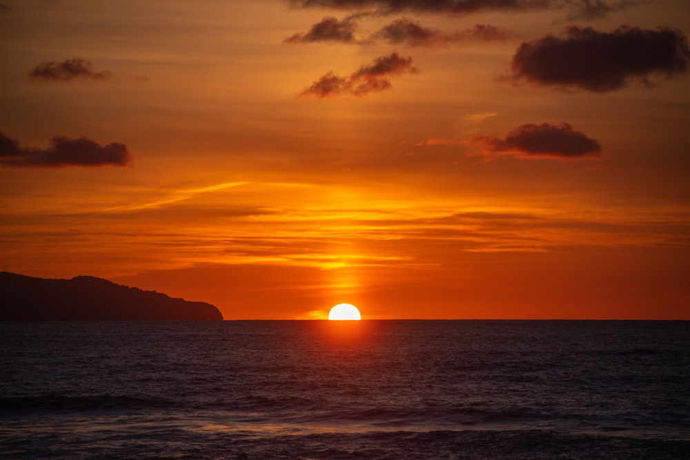 Cuerpo de agua durante la puesta de sol