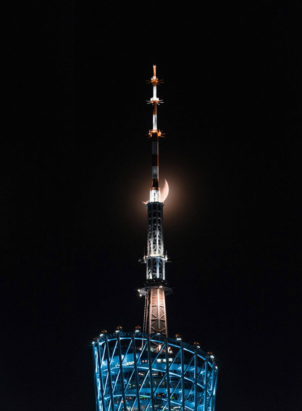 Torre en blanco y negro durante la noche