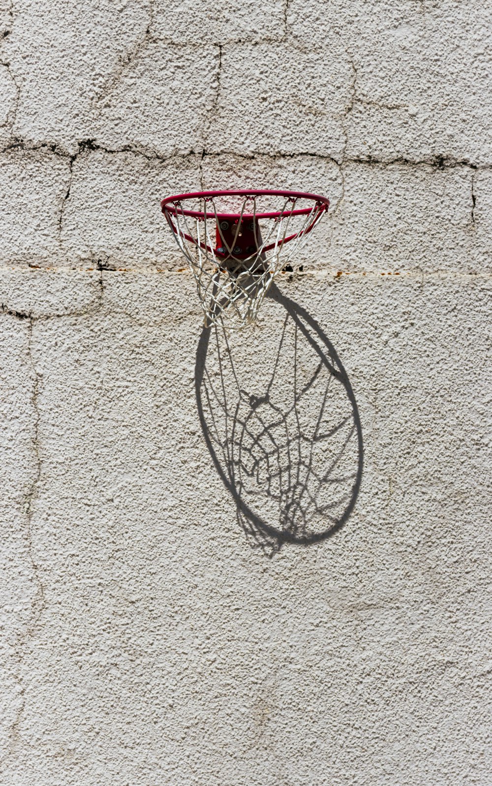 canestro da basket rosso e nero