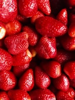 red strawberries in close up photography