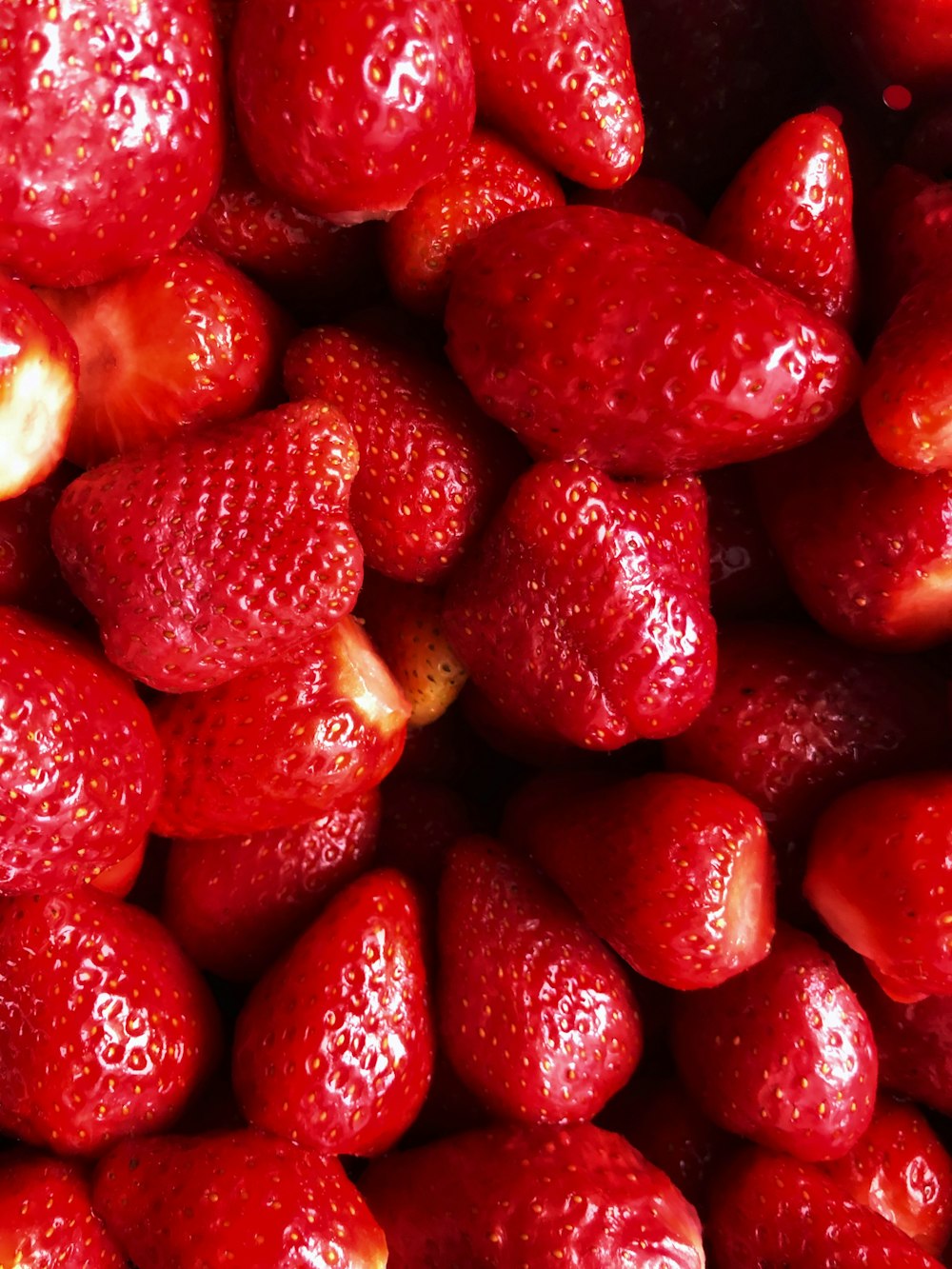 red strawberries in close up photography