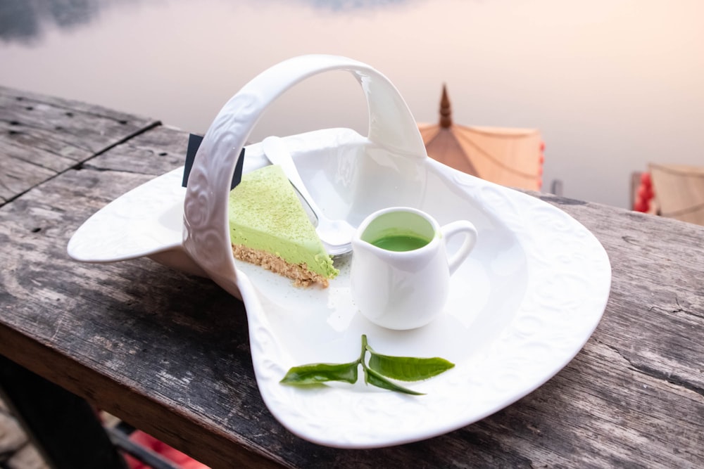 Tasse à thé en céramique blanche sur plaque en céramique blanche