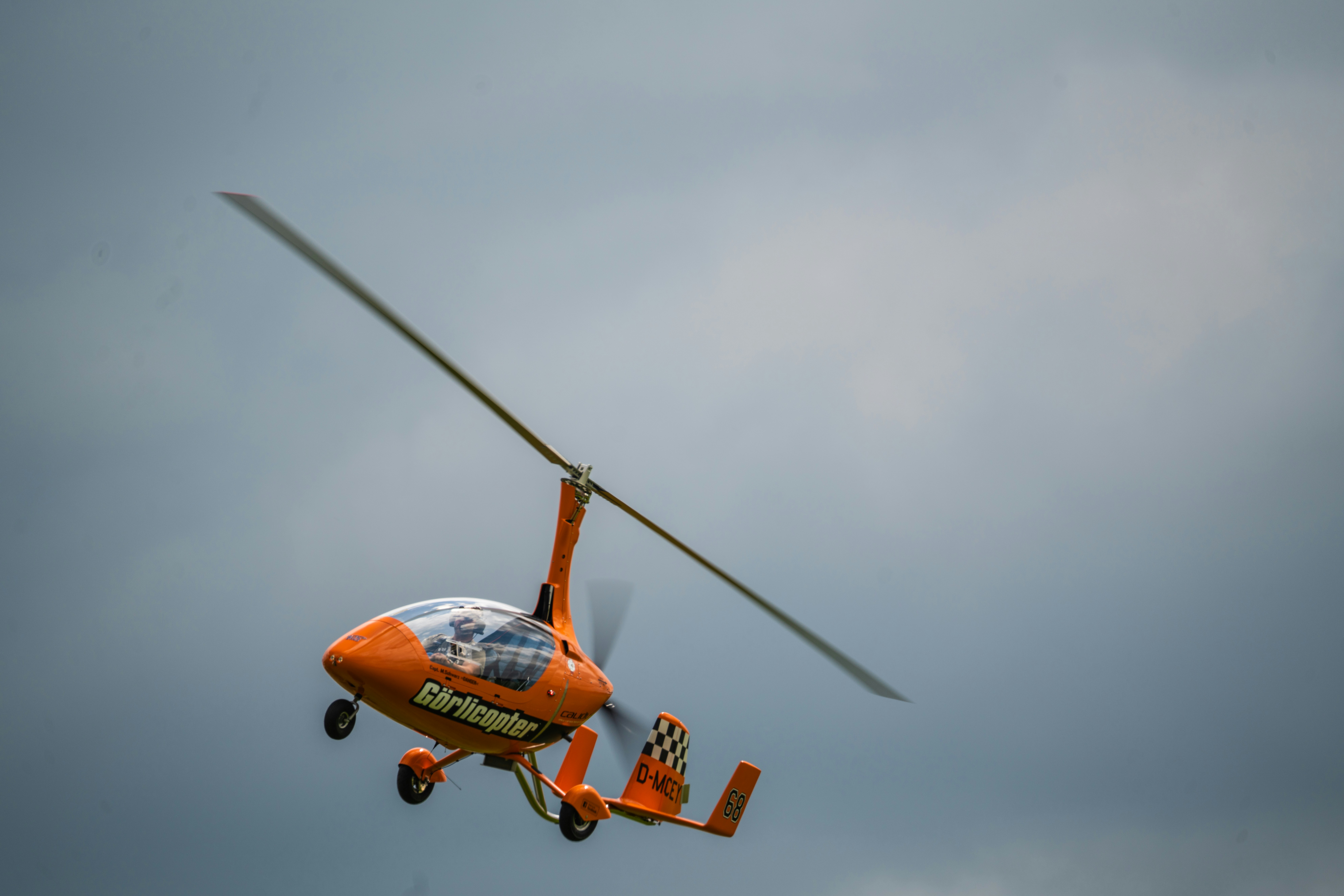 Hélicoptère orange et blanc volant dans le ciel photo – Image gratuite de  Véhicule sur Unsplash, image size:3000x2001