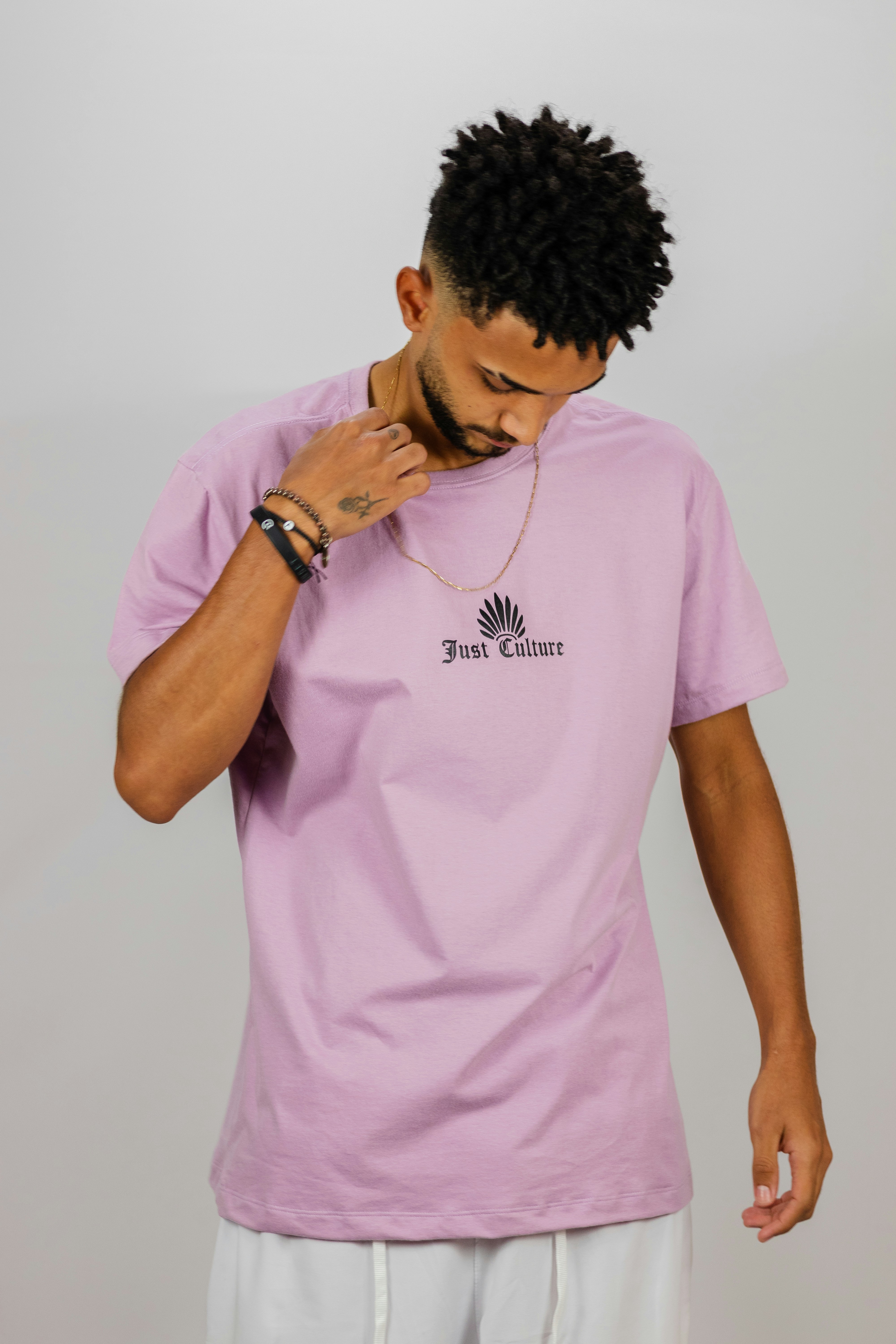 ピンクのクルーネックtシャツを着た男の写真 Unsplashで見つける茶色の無料写真