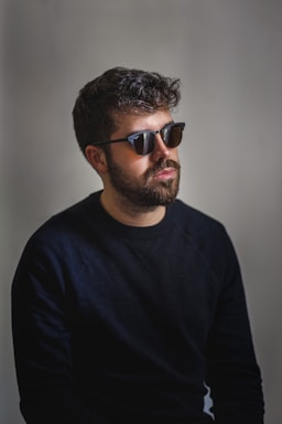 portrait photography,how to photograph man in black crew neck shirt wearing black sunglasses