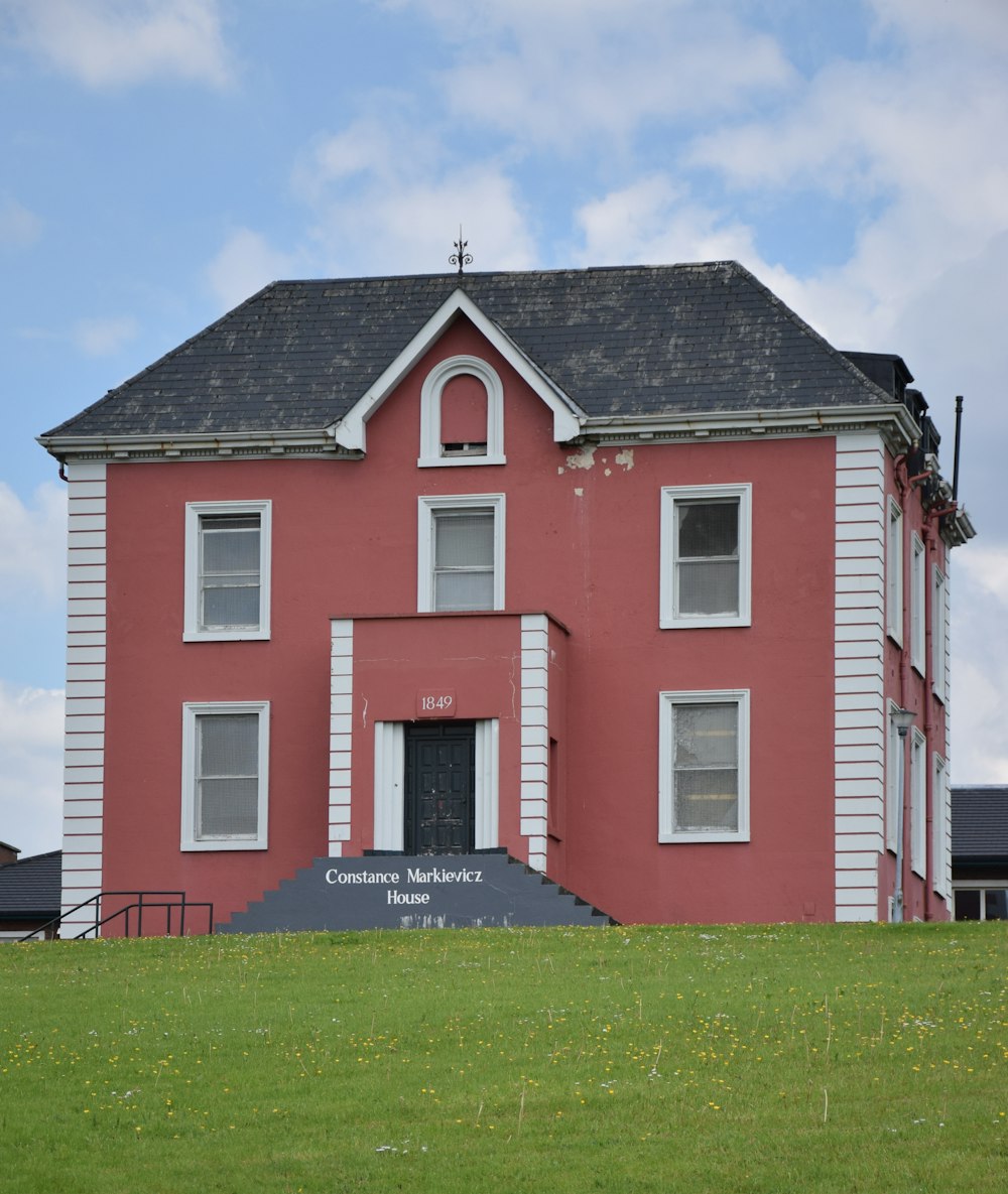 maison en béton rouge et blanc