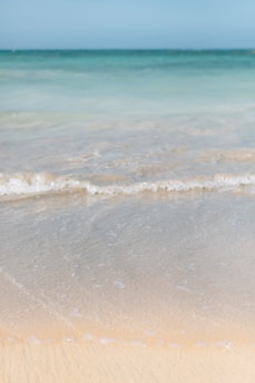 sea waves crashing on shore during daytime