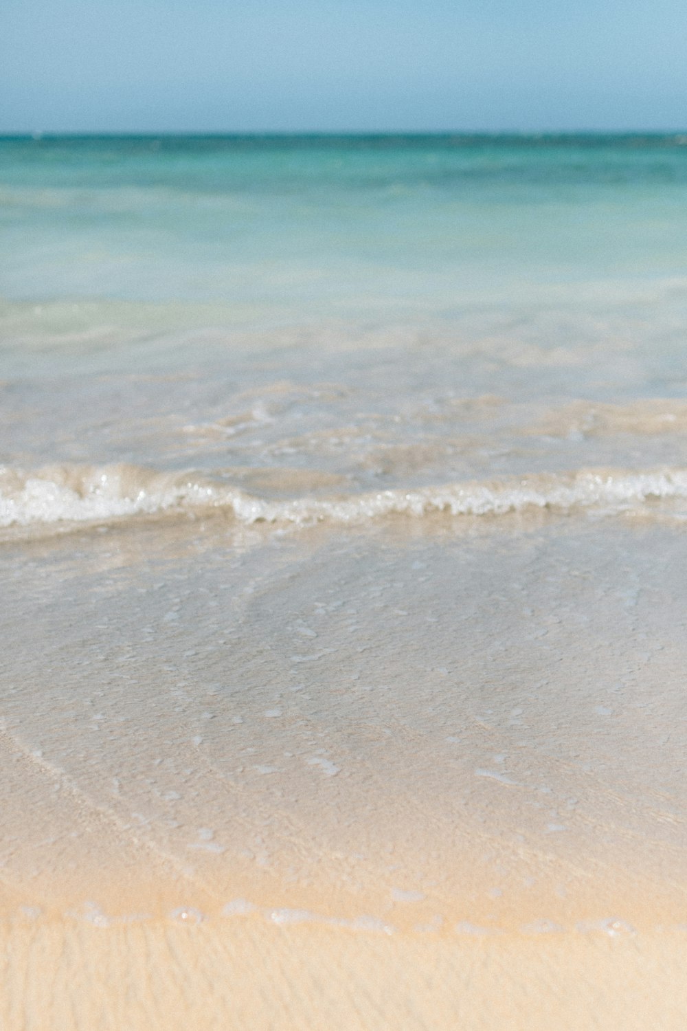 sea waves crashing on shore during daytime