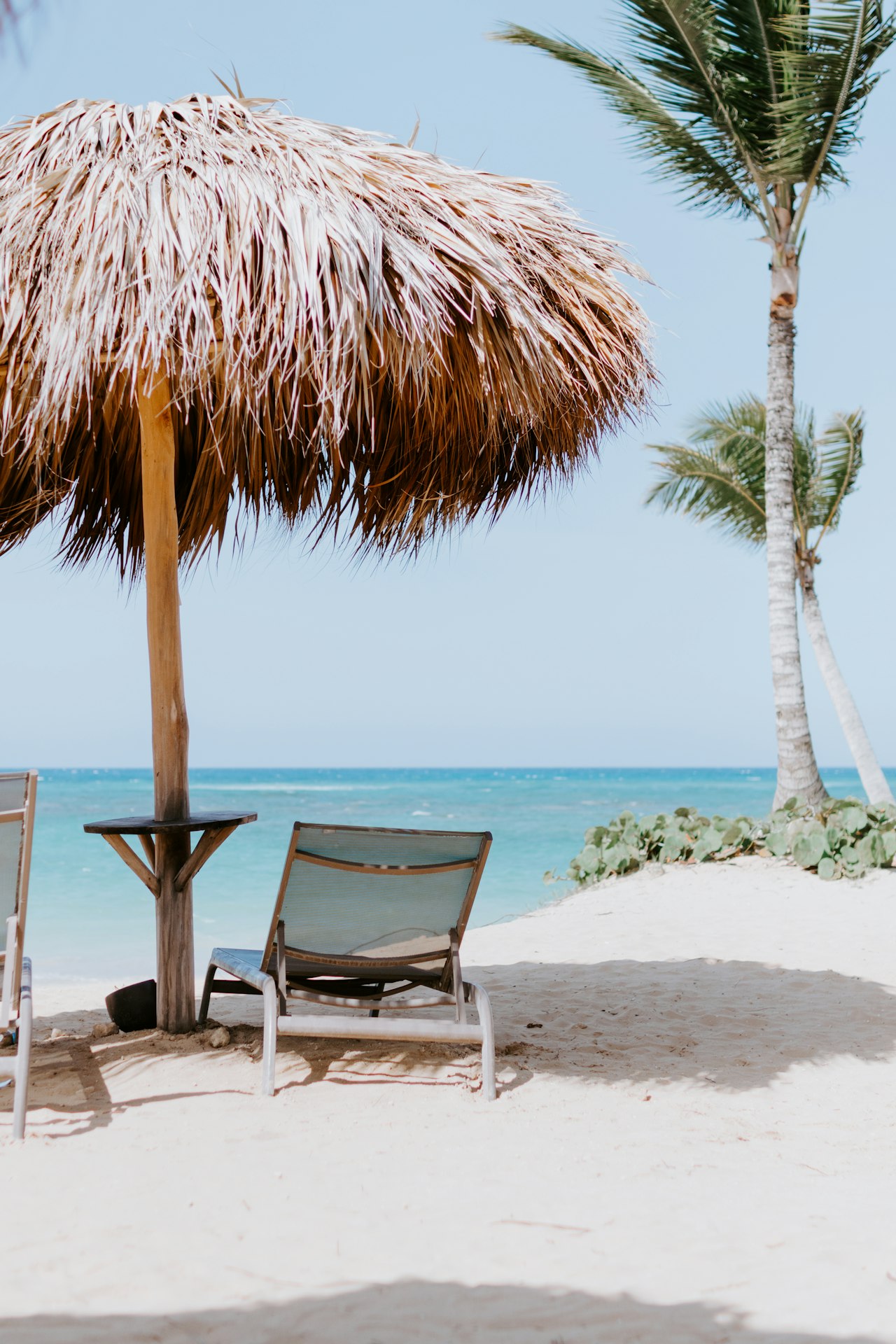 Sunset Sips: Unwinding at Beachfront Bars with the Best Views of the Emerald Coast of Florida