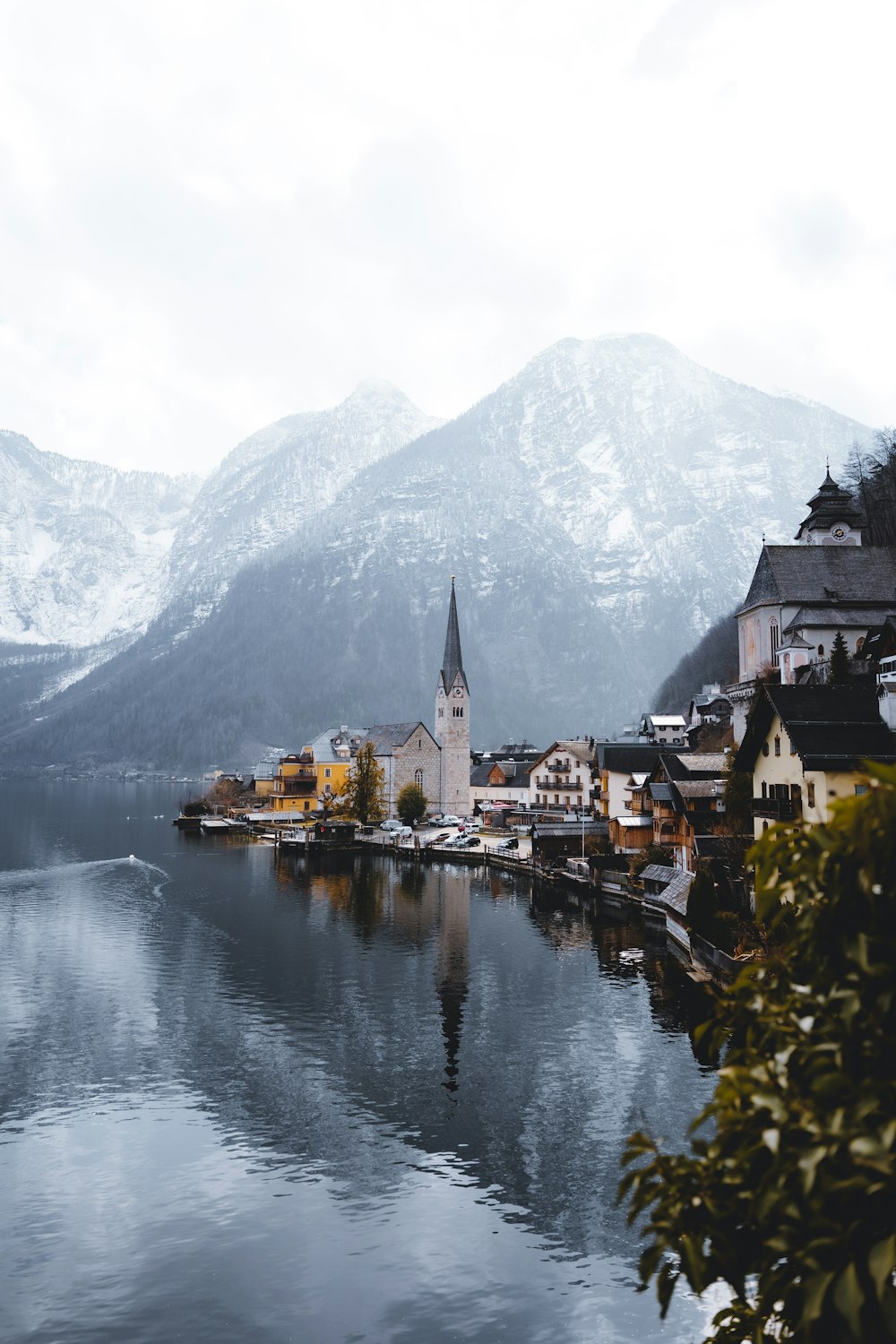 case vicino a specchio d'acqua e montagna durante il giorno