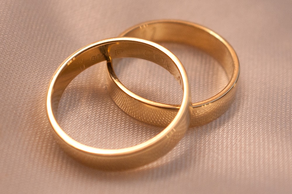anello d'oro su tessuto bianco
