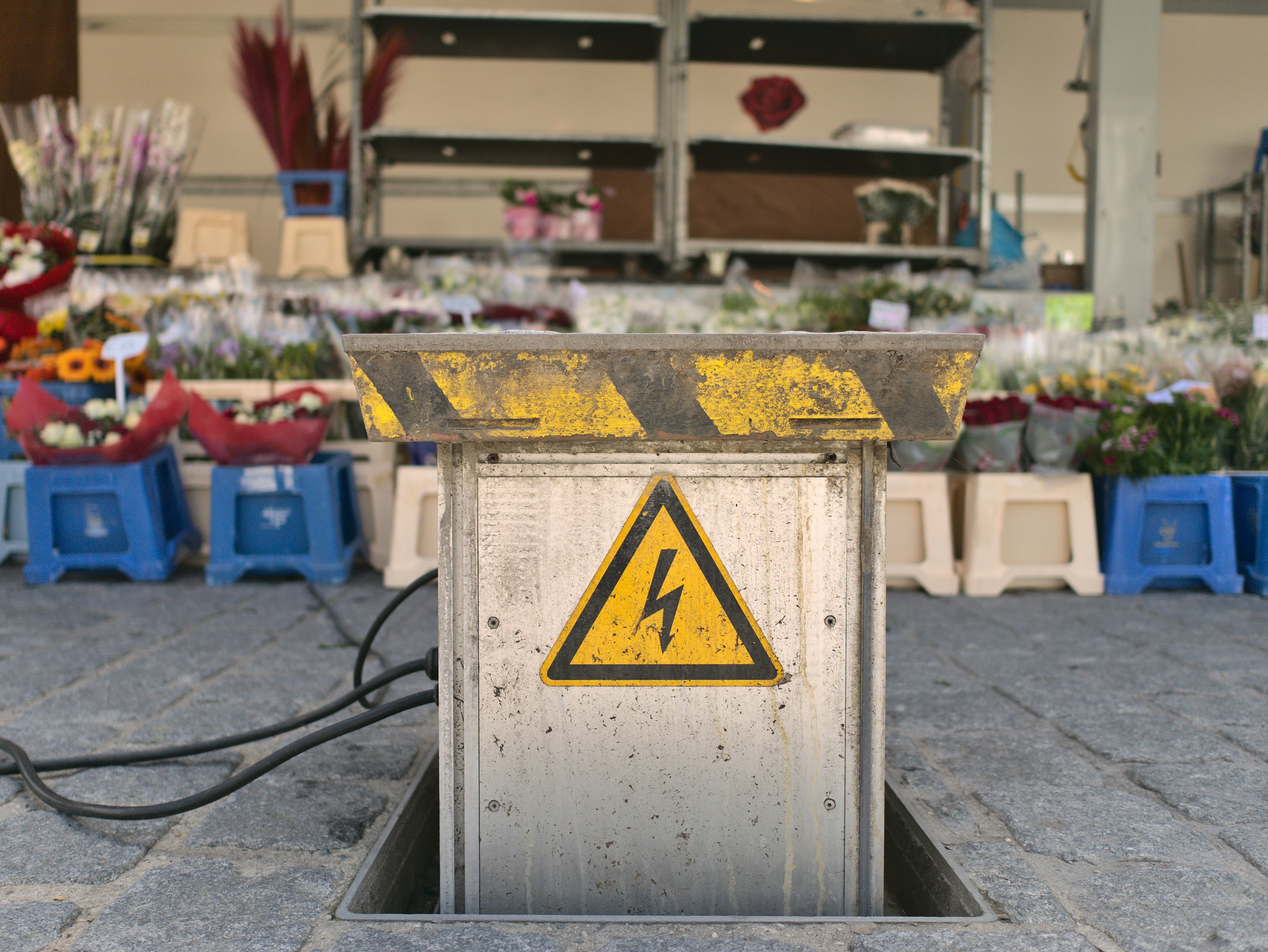 white and yellow arrow sign