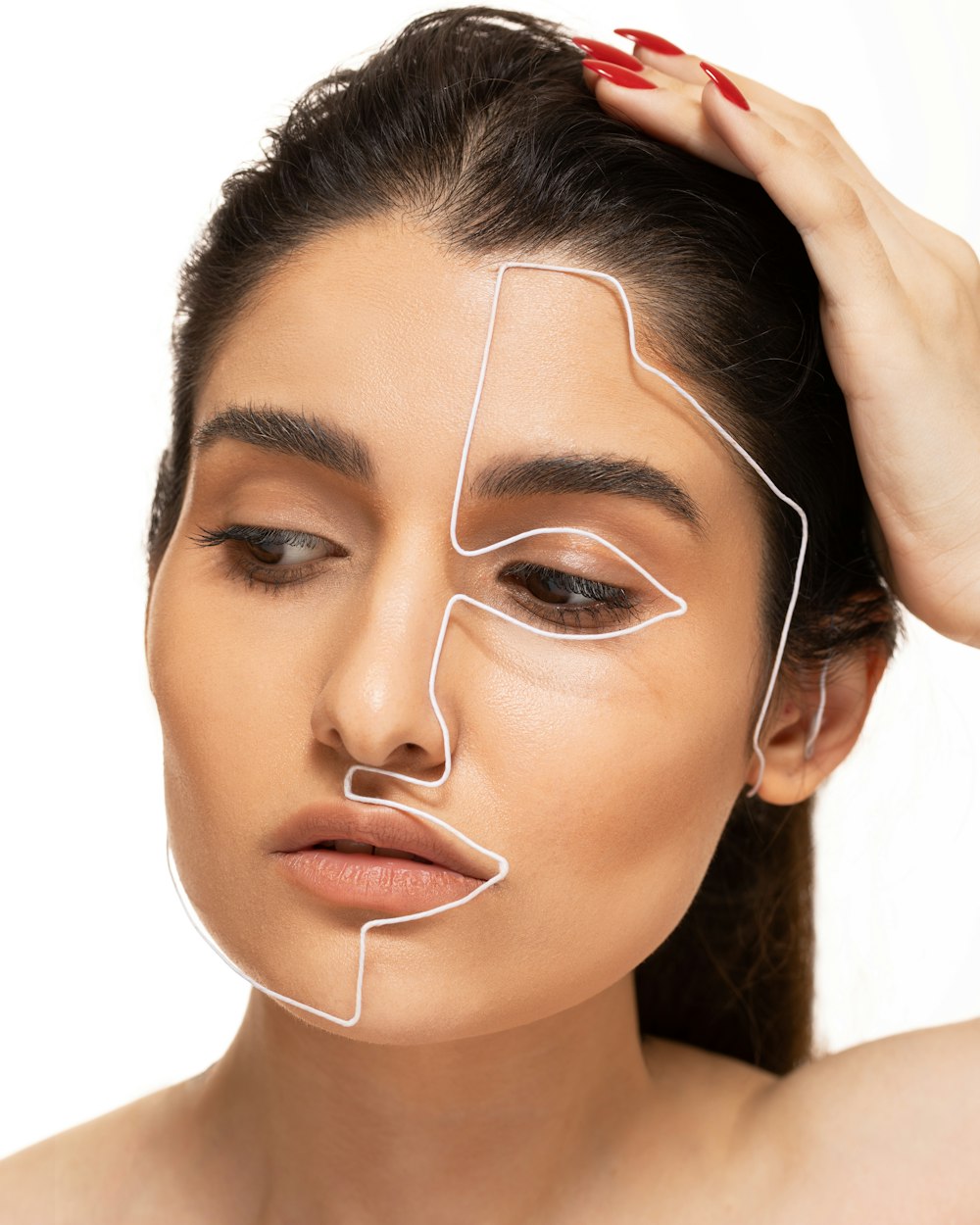 Mujer con cabello castaño y con collar de plata