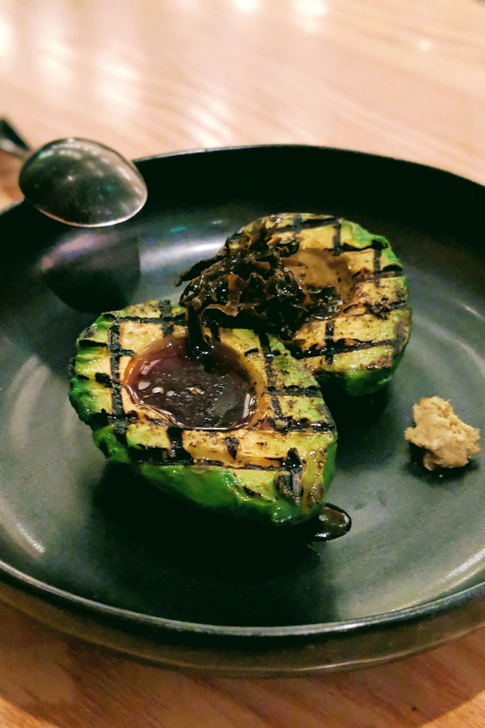 geschnittene Avocadofrüchte auf schwarzem Teller