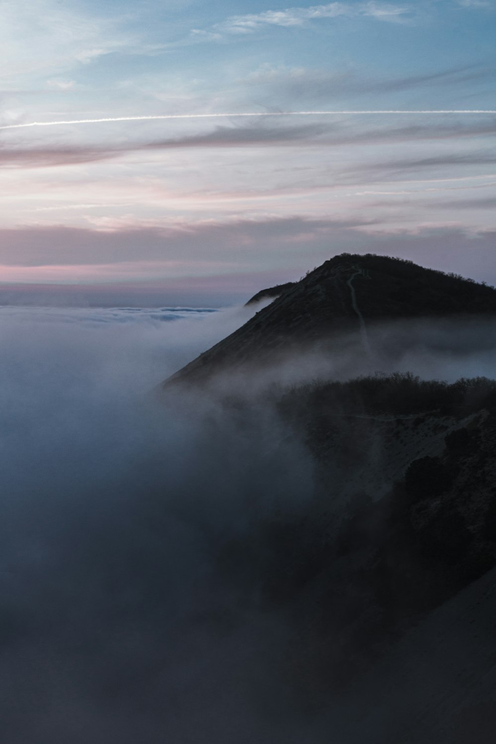 nuages blancs au-dessus de la montagne enneigée