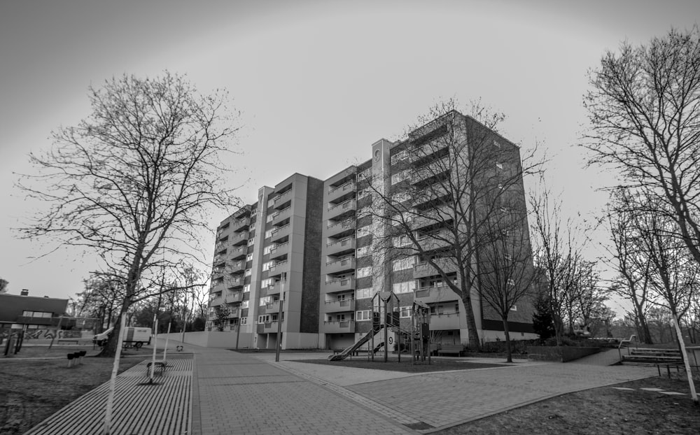 Graustufenfoto von Stadtgebäuden