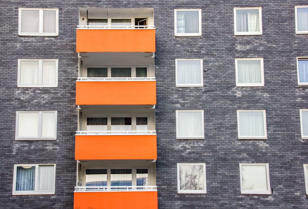 Edificio de hormigón blanco y azul