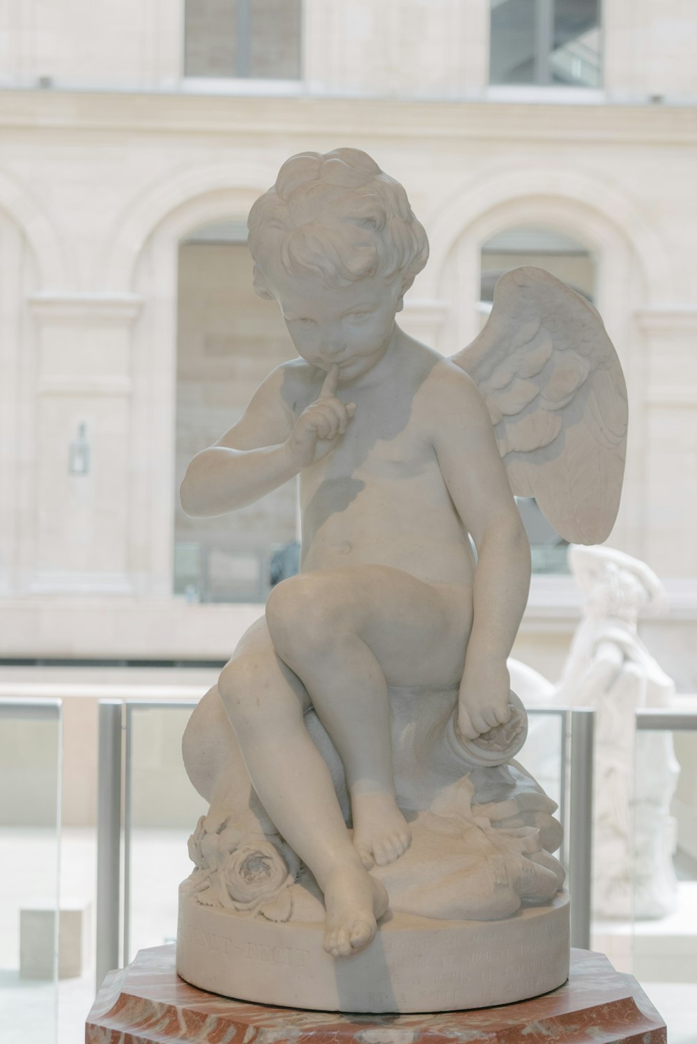 Estatua de la mujer en el banco de hormigón blanco