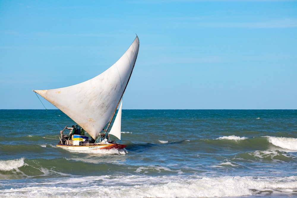 Menschen, die tagsüber auf einem Segelboot auf See fahren