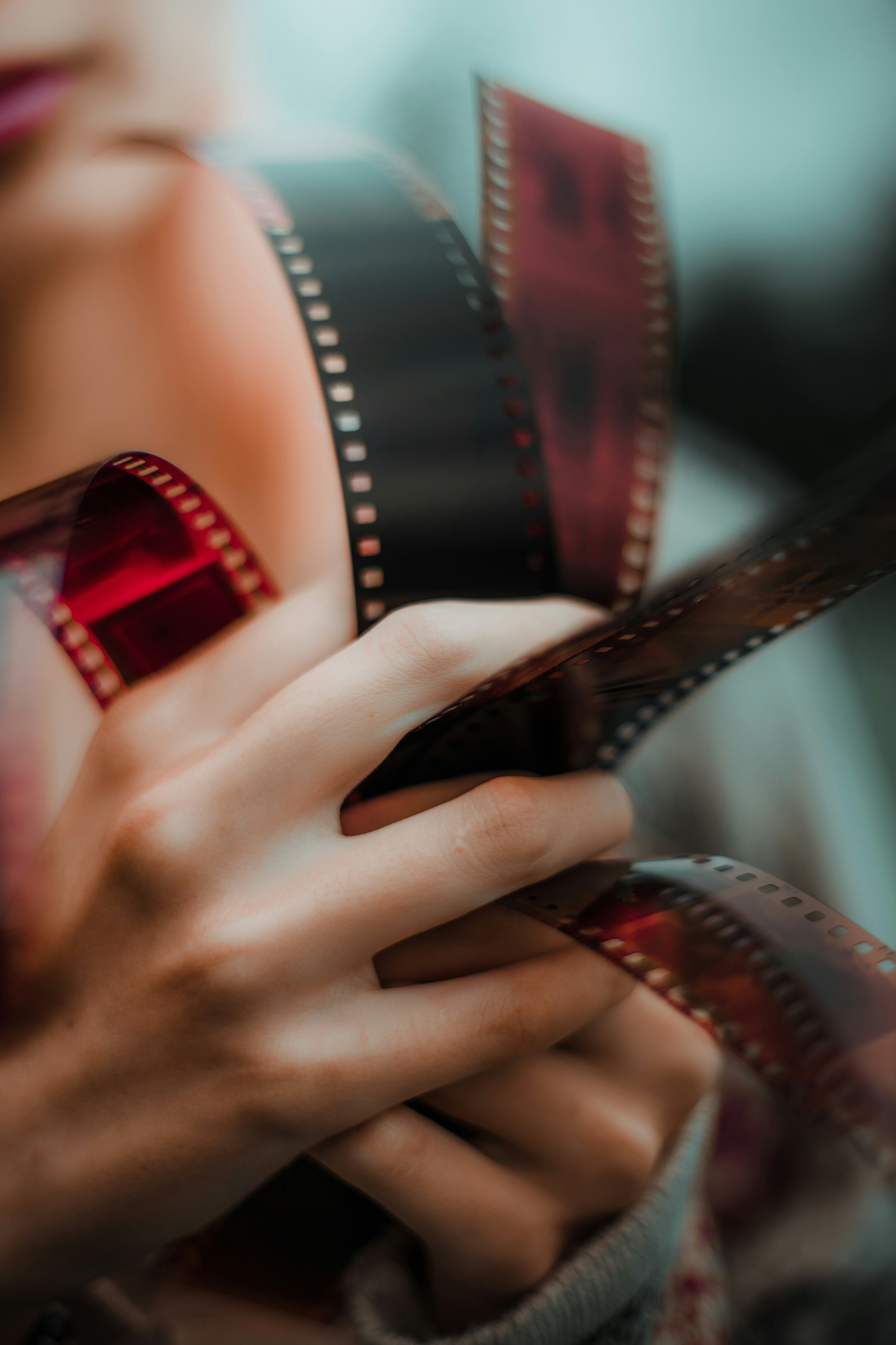 Person mit schwarzem und rotem Ledergürtel