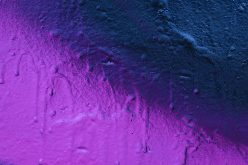 mur peint en violet et blanc