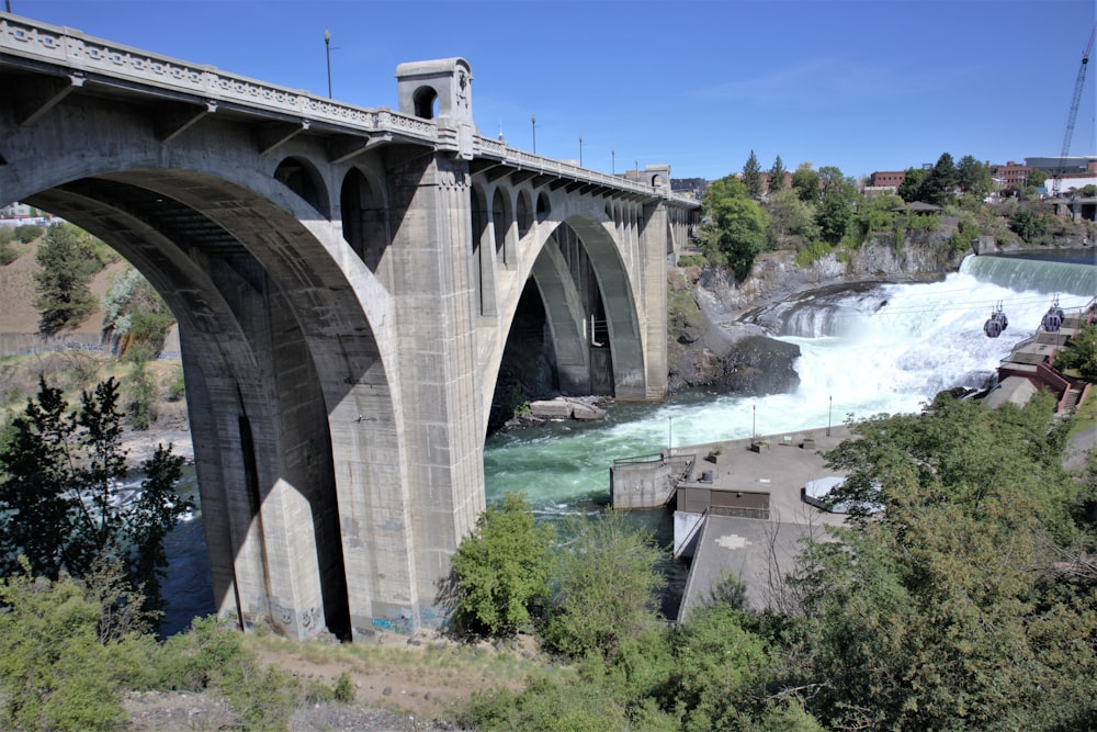 Pont en béton gris au-dessus de la rivière pendant la journée