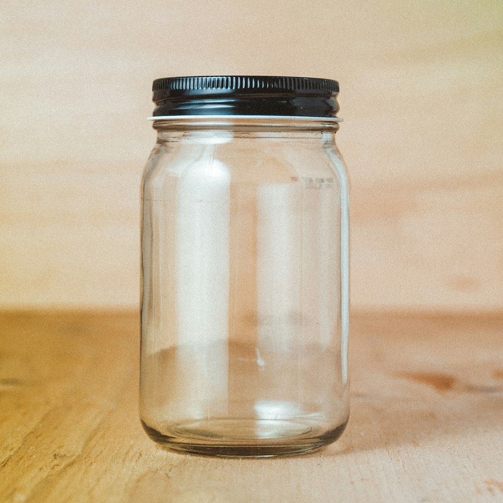 Pot en verre transparent avec de la poudre blanche à l’intérieur